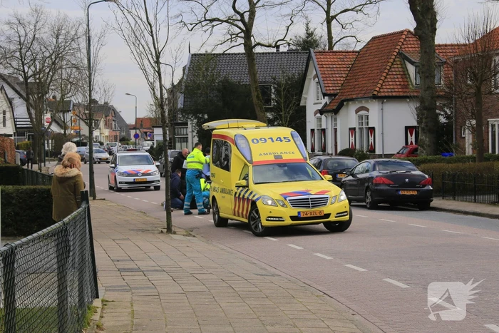 Vrouw fietst tegen vluchtheuvel en raakt gewond