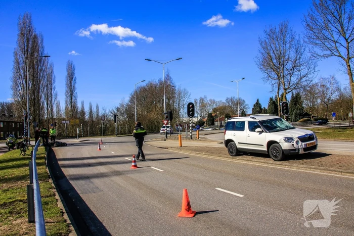 Brommerrijdster gewond na ongeval met auto