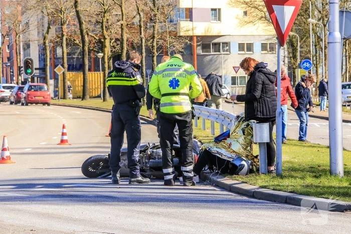 Brommerrijdster gewond na ongeval met auto
