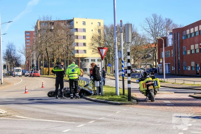 Brommerrijdster gewond na ongeval met auto