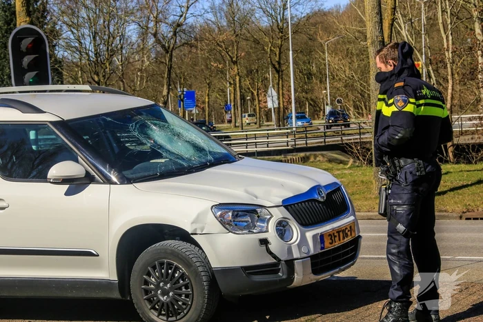 Brommerrijdster gewond na ongeval met auto