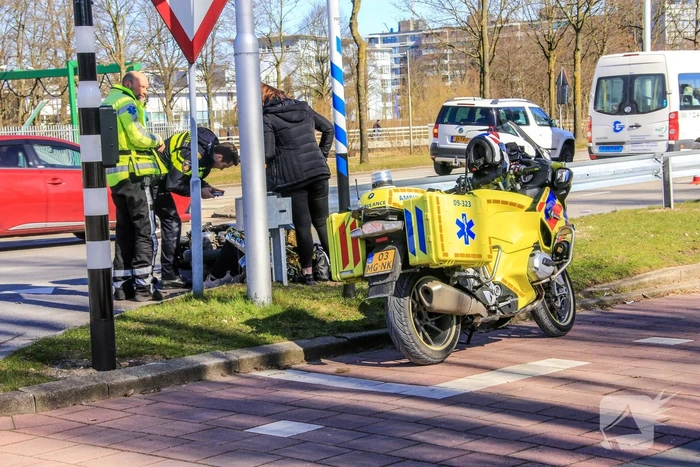 Brommerrijdster gewond na ongeval met auto