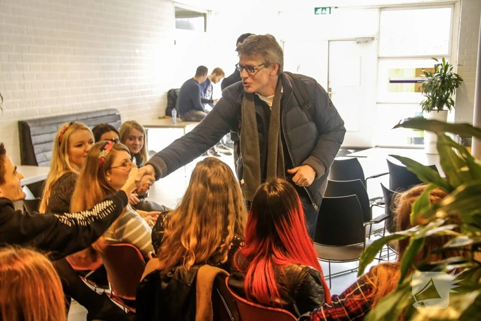 Burgemeester leidt leerlingen ROC naar de stembus