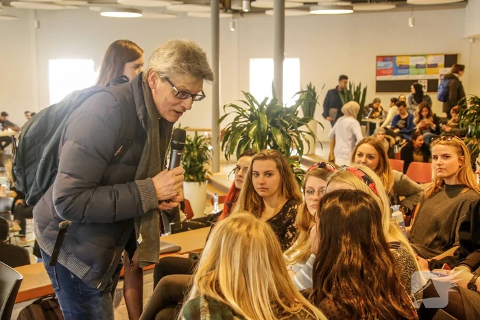 Burgemeester leidt leerlingen ROC naar de stembus