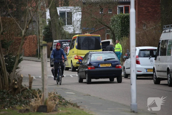 Fietser en personenauto botsen op kruising