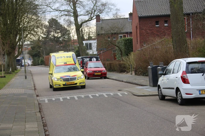 Fietser en personenauto botsen op kruising