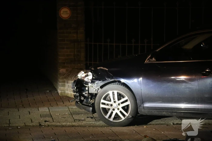 Auto botst tegen muur Gildehuis na uitwijkmanoeuvre