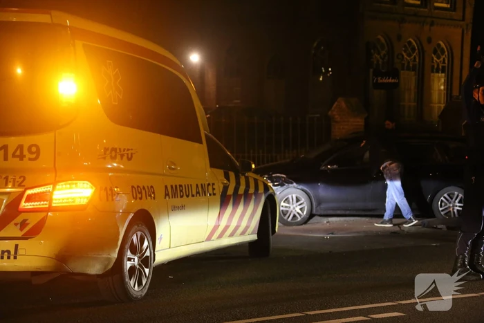 Auto botst tegen muur Gildehuis na uitwijkmanoeuvre