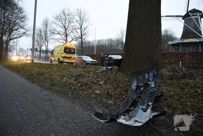 Auto botst frontaal op boom