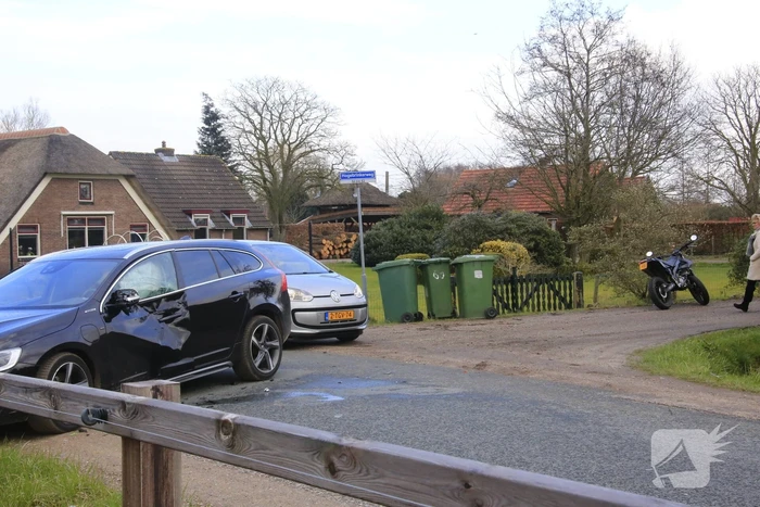 Brommer rijdt in zijkant auto Hogebrinkerweg