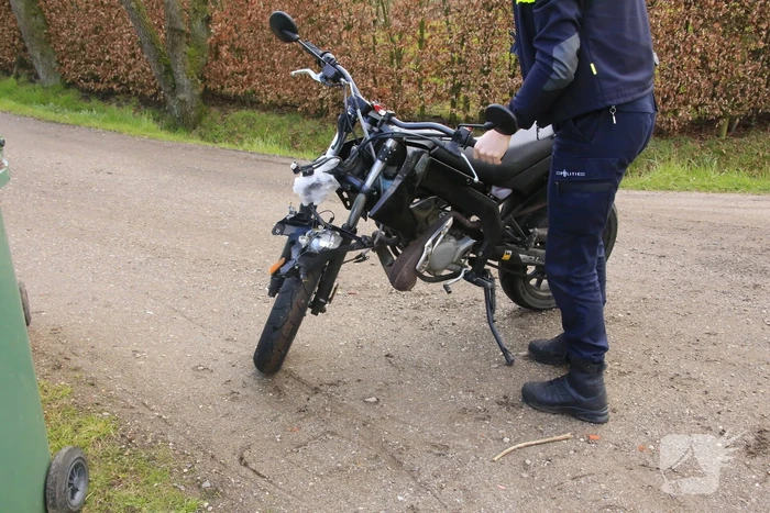 Brommer rijdt in zijkant auto Hogebrinkerweg