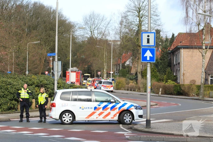 Auto belandt in voortuin, bestuurder overleden