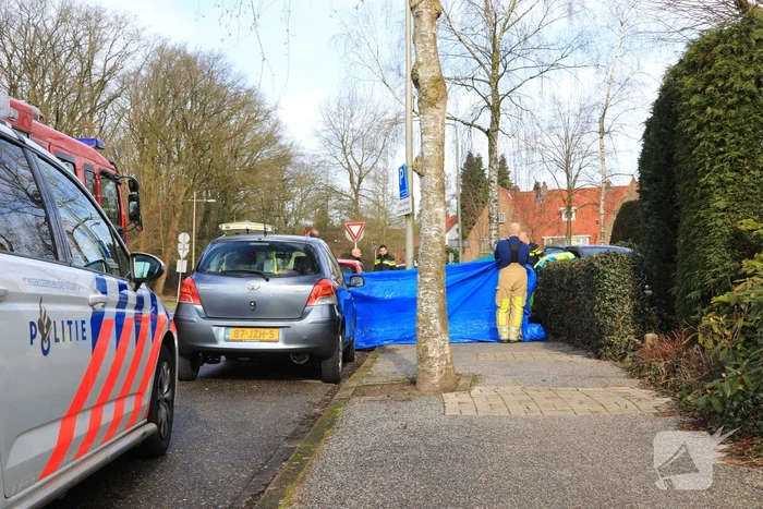 Auto belandt in voortuin, bestuurder overleden