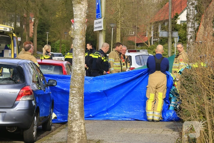 Auto belandt in voortuin, bestuurder overleden