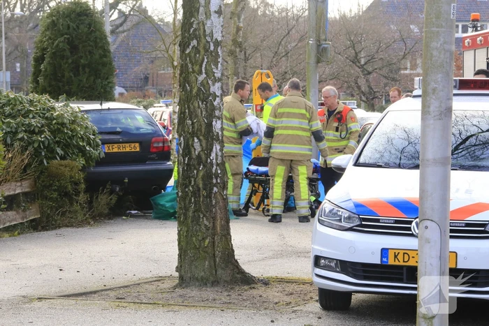 Auto belandt in voortuin, bestuurder overleden