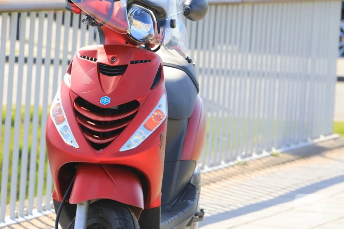 Scooterrijdster gewond na ongeval