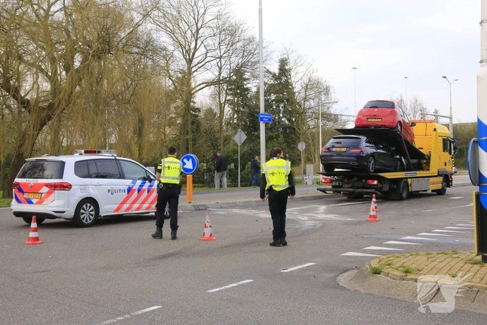 Twee voertuigen botsen op kruising