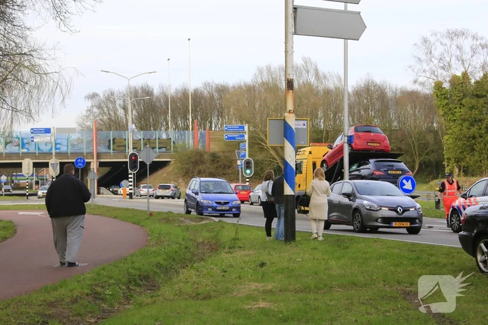 Twee voertuigen botsen op kruising