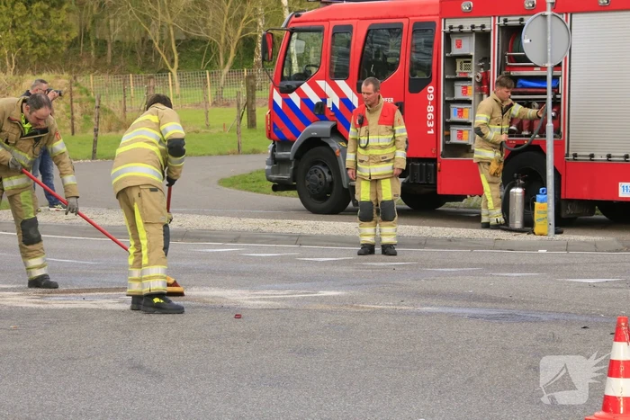 Twee voertuigen botsen op kruising