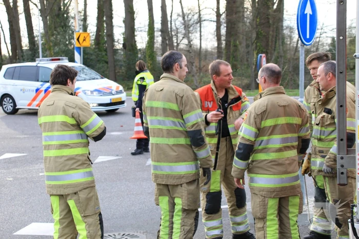 Twee voertuigen botsen op kruising