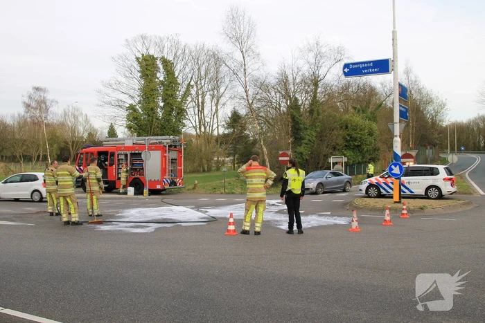 Twee voertuigen botsen op kruising