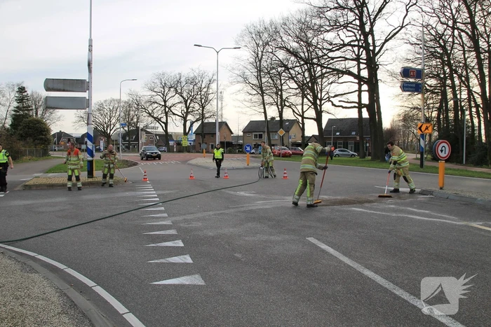Twee voertuigen botsen op kruising