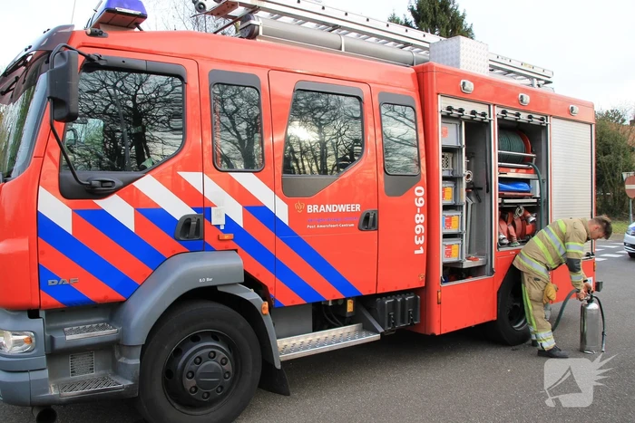 Twee voertuigen botsen op kruising