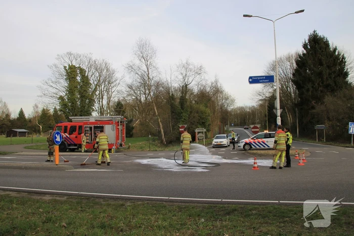 Twee voertuigen botsen op kruising