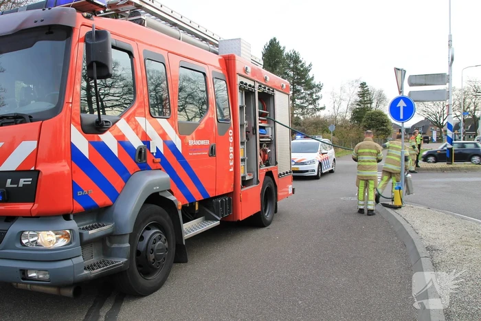 Twee voertuigen botsen op kruising