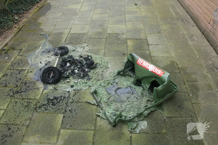 Brand ontstaan in container naast zwembad Lienderd
