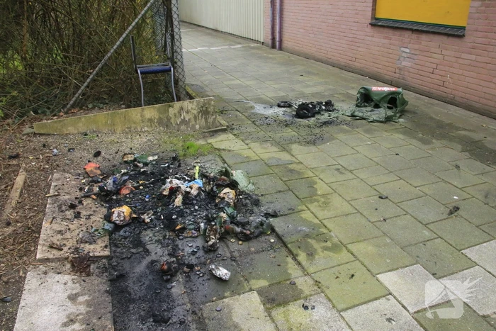 Brand ontstaan in container naast zwembad Lienderd
