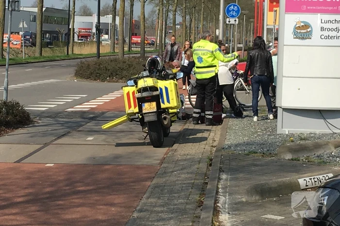 Scooterrijdster gewond na botsing met personenauto