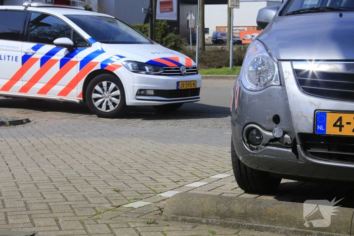 Scooterrijdster gewond na botsing met personenauto