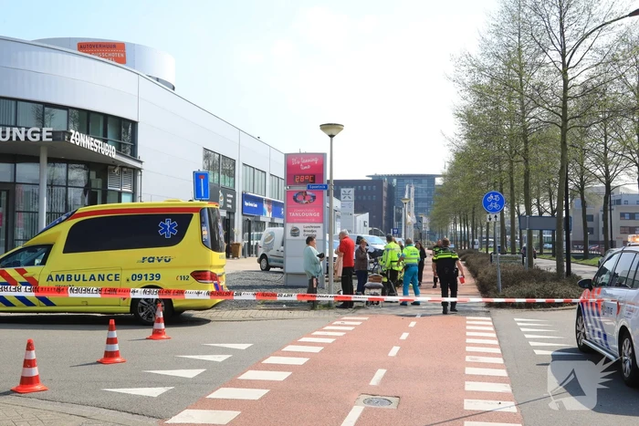 Scooterrijdster gewond na botsing met personenauto