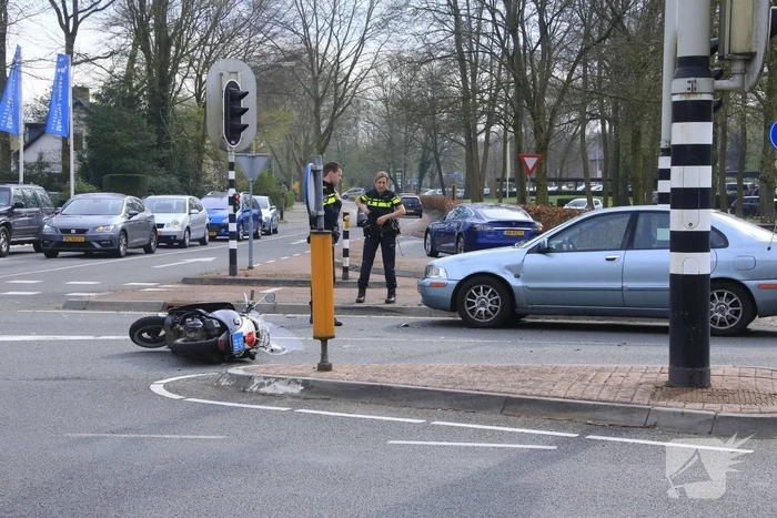 Scooterrijder zwaargewond na botsing met auto