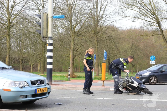 Scooterrijder zwaargewond na botsing met auto