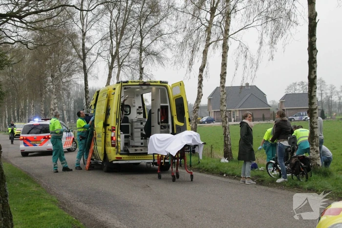 Motorrijder raakt gewond na crash tegen boom