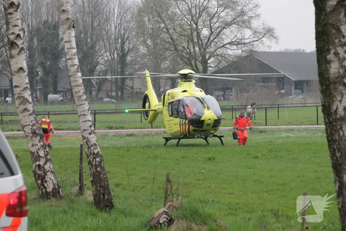 Motorrijder raakt gewond na crash tegen boom