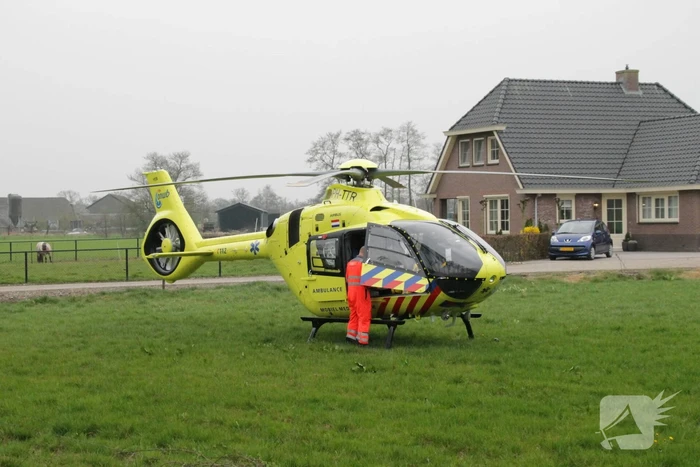 Motorrijder raakt gewond na crash tegen boom