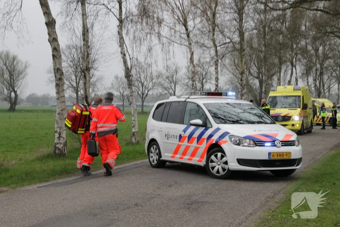 Motorrijder raakt gewond na crash tegen boom