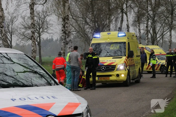 Motorrijder raakt gewond na crash tegen boom