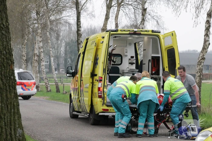 Motorrijder raakt gewond na crash tegen boom