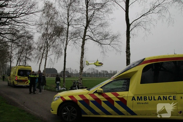 Motorrijder raakt gewond na crash tegen boom