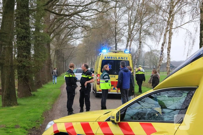 Motorrijder raakt gewond na crash tegen boom