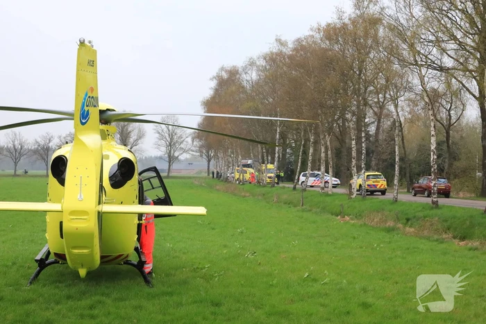 Motorrijder raakt gewond na crash tegen boom