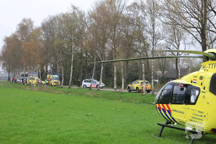 Motorrijder raakt gewond na crash tegen boom