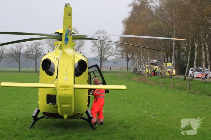 Motorrijder raakt gewond na crash tegen boom