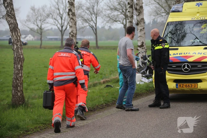 Motorrijder raakt gewond na crash tegen boom