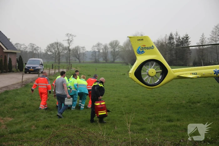 Motorrijder raakt gewond na crash tegen boom