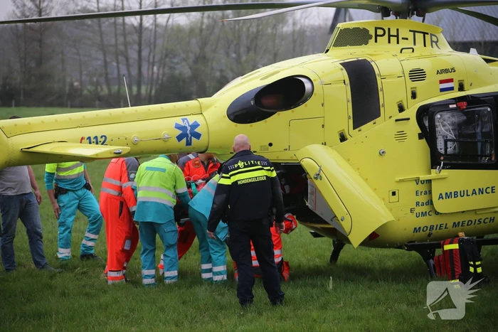 Motorrijder raakt gewond na crash tegen boom